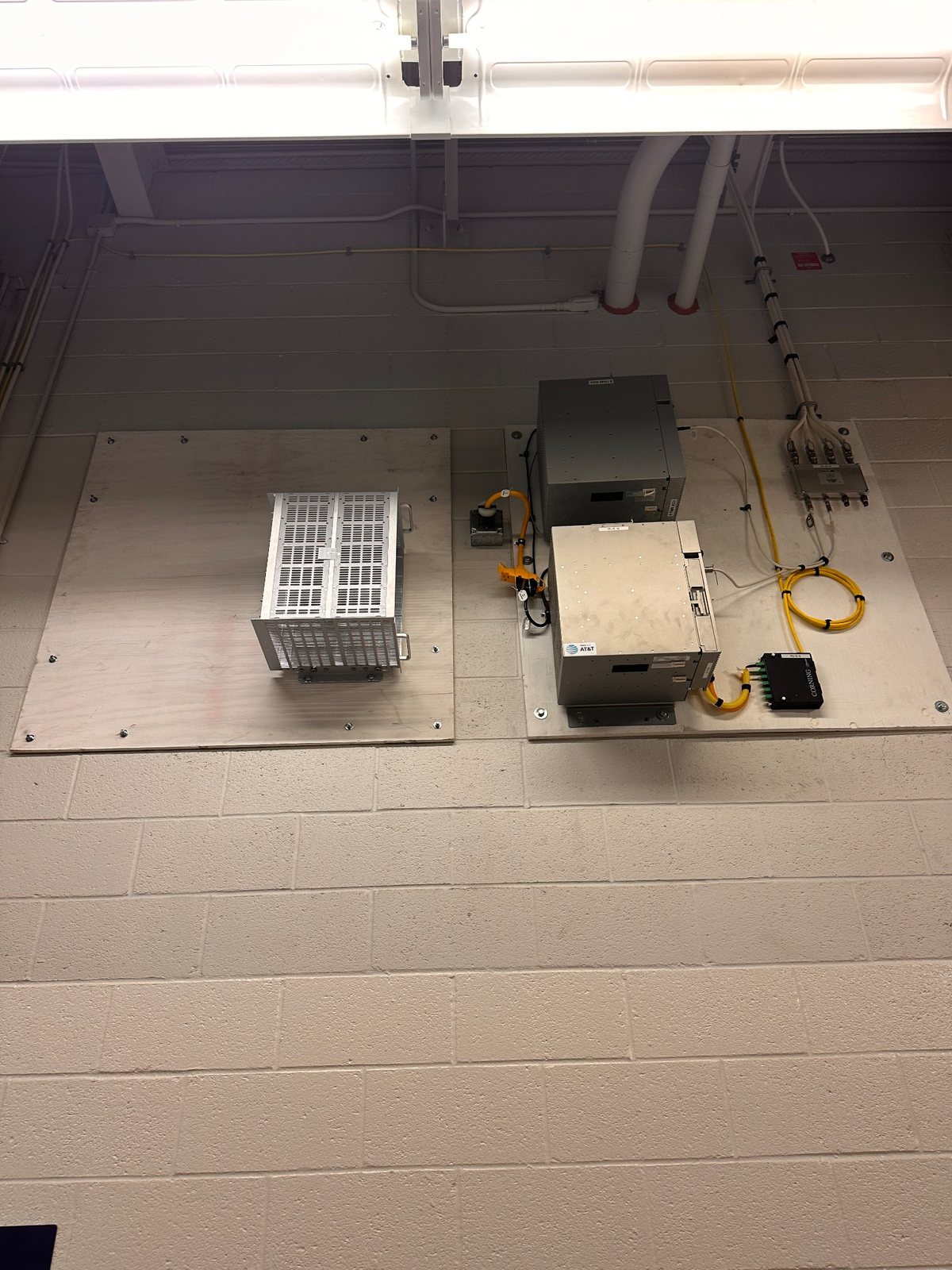 Wall-mounted cellular DAS equipment and JMA distribution board