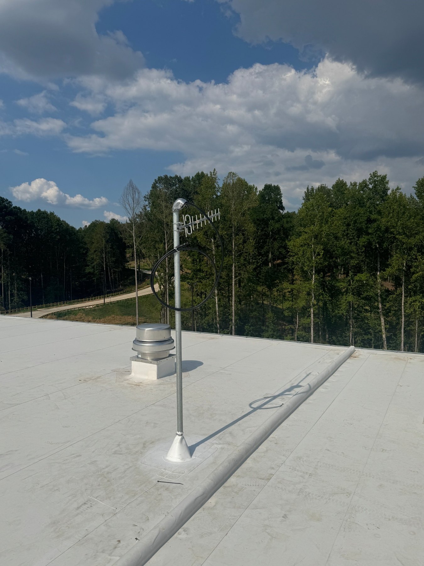 Rooftop public safety donor antenna installation