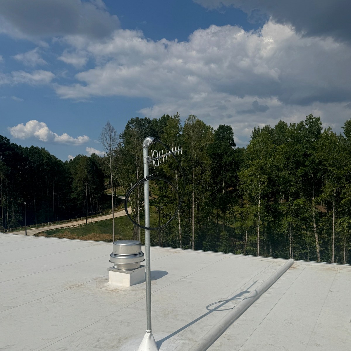 Rooftop donor antenna for public safety DAS coverage