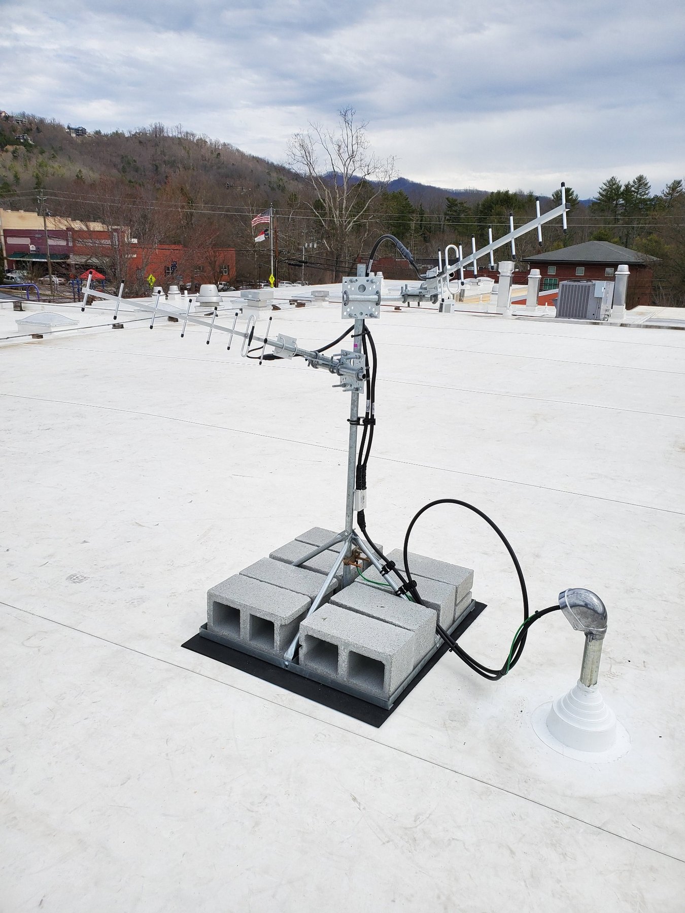 Rooftop donor antenna installation for ERRCS system